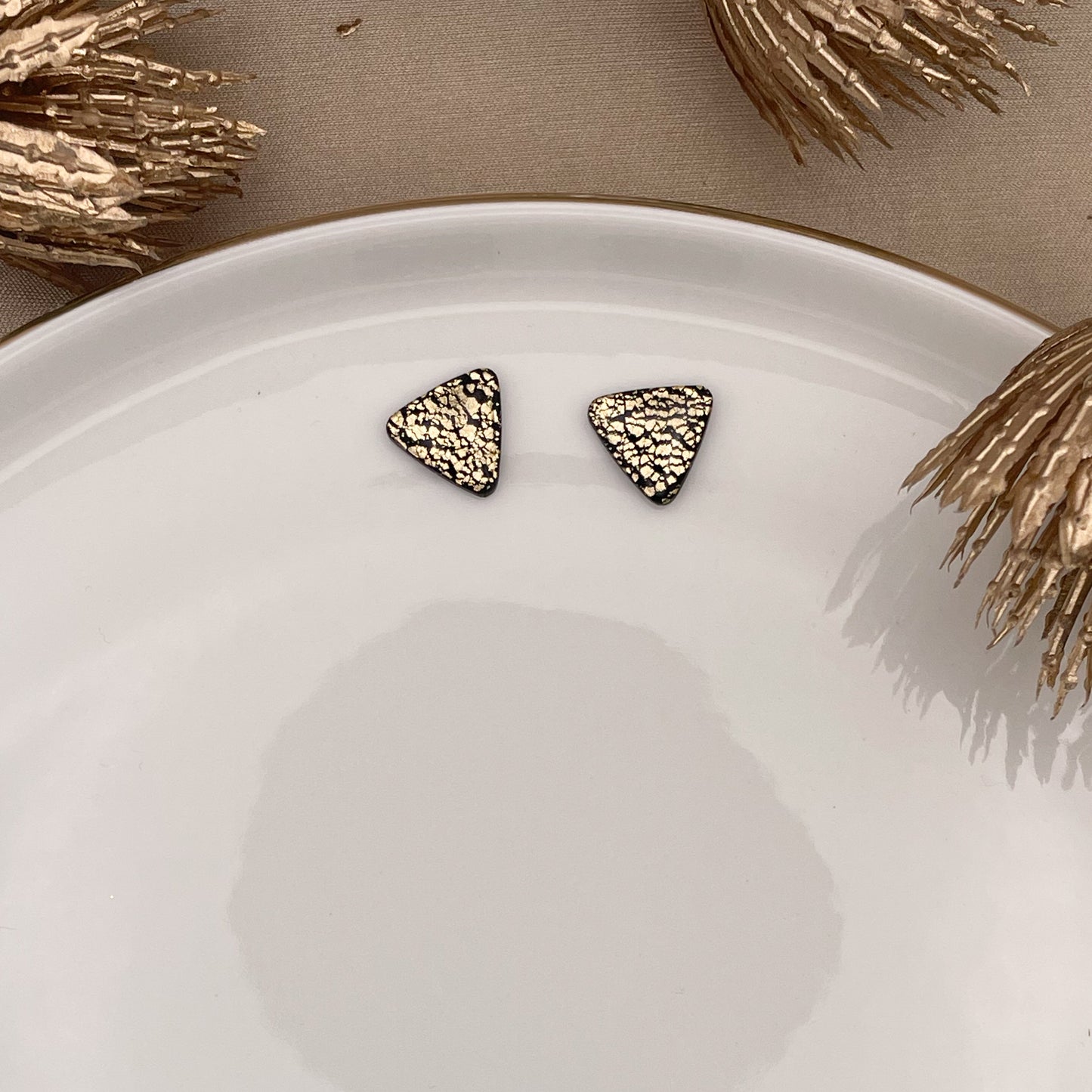 STUD triangle zwart goud